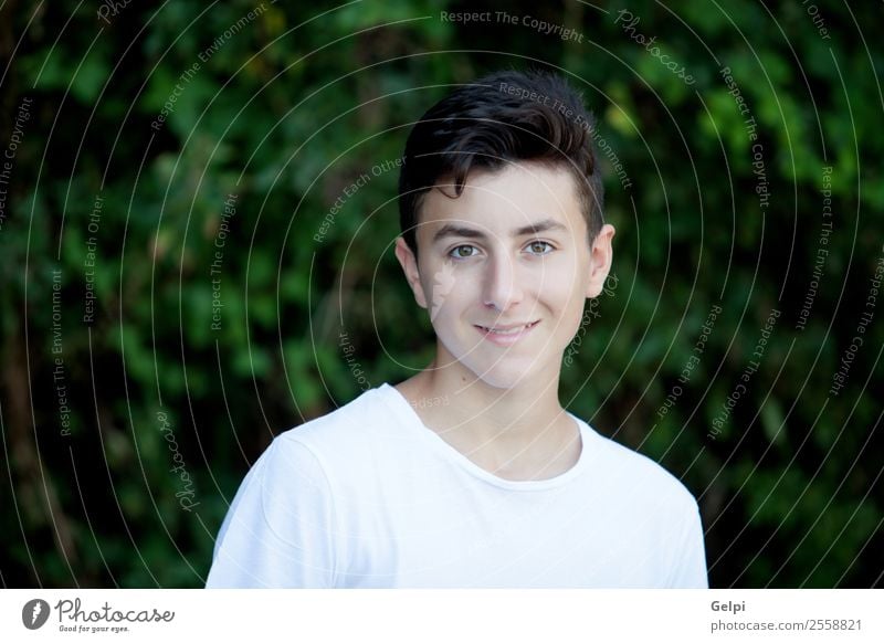 Hübscher braunhaariger Teenager im Park Lifestyle Stil Glück Gesicht Sommer Mensch Junge Mann Erwachsene Jugendliche Kultur Natur Mode Lächeln Coolness modern