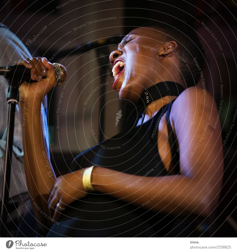 Tash feminin Frau Erwachsene 1 Mensch Musik Konzert Sänger Mikrofon Kleid schwarzhaarig kurzhaarig festhalten authentisch selbstbewußt Kraft Tatkraft