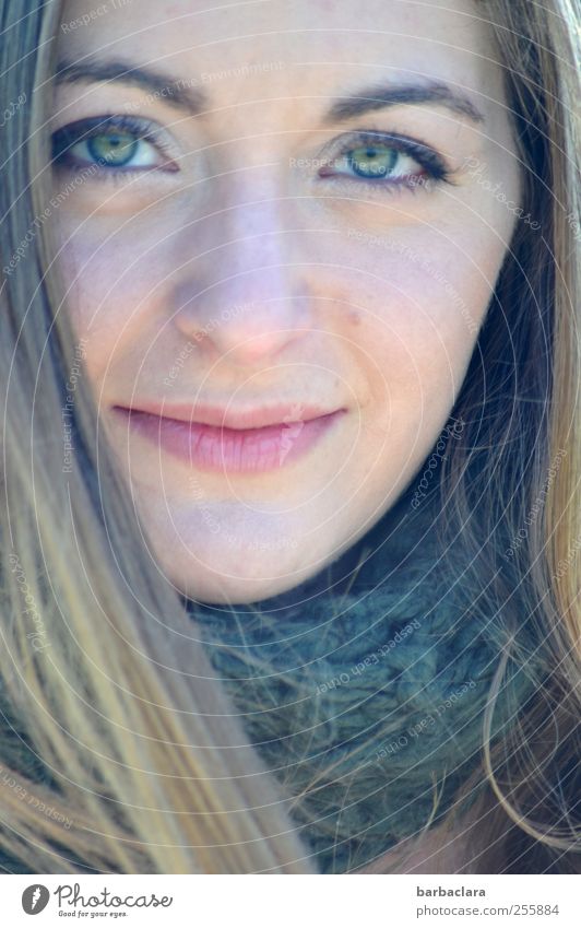 Die Augen sprechen lassen Mensch feminin Junge Frau Jugendliche Erwachsene Gesicht 18-30 Jahre Herbst Schal blond langhaarig Lächeln Blick authentisch