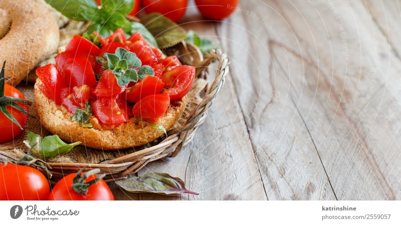 Frisella, typisches süditalienisches Brot Gemüse Holz hell grau grün Tradition Süden Italienisch frisa geröstet trocknen Salento apulisch Spezialitäten rustikal