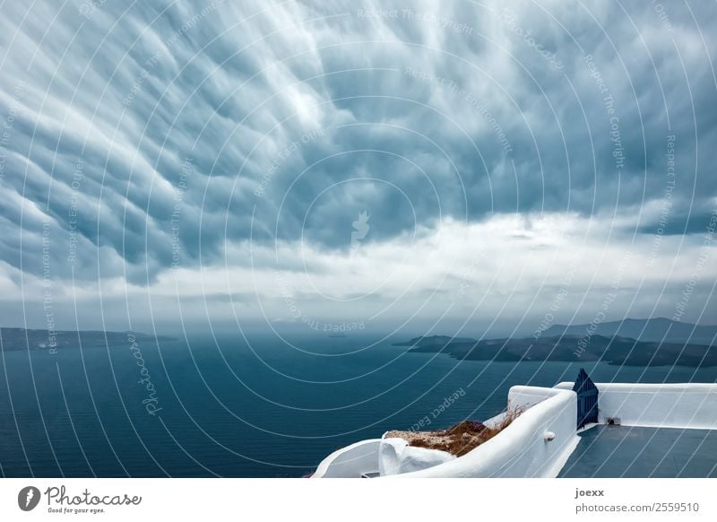 Blick aufs Meer von Terasse mit weißer Mauer bei ungewöhlichen Wolken am Himmel Insel Santorin Außenaufnahme Mittelmeer Kykladen Caldera Ägäis Tag Griechenland