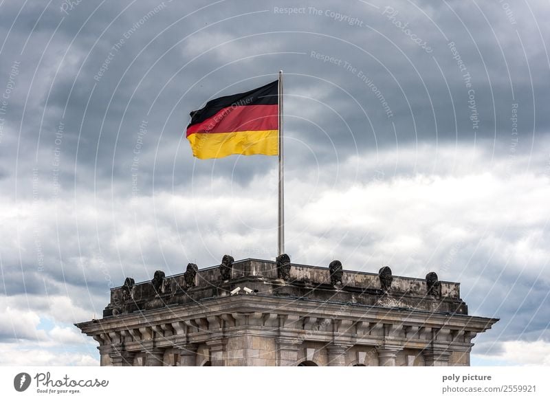 Deutschland-Fahne weht auf dem Reichstag in Berlin Hauptstadt Deutscher Bundestag Identität einzigartig Reichtum Schutz Zufriedenheit Politik & Staat