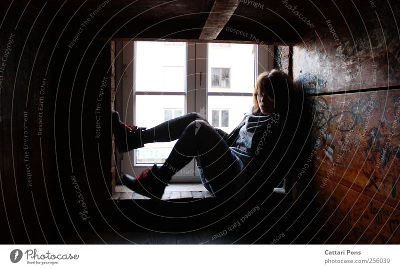 won't see the world from here Haus Dachboden feminin Junge Frau Jugendliche Erwachsene 1 Mensch Fenster Bekleidung brünett kurzhaarig Locken Erholung genießen