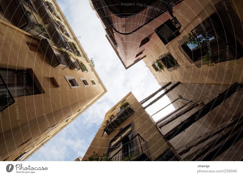 h Lifestyle Städtereise Häusliches Leben Barcelona Spanien Altstadt Haus Gebäude Architektur Fassade Perspektive eng beklemmend himmelwärts Hinterhof