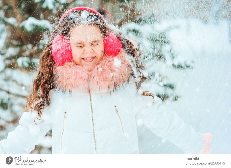 Winterporträt eines glücklichen Kindes Mädchens, das im Freien spazieren geht. Freude Glück Ferien & Urlaub & Reisen Abenteuer Freiheit Schnee Kindheit Natur