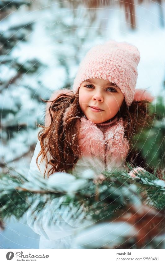 Winterporträt eines süßen lächelnden Kindes Mädchens im weißen Kittel Freude Ferien & Urlaub & Reisen Abenteuer Freiheit Schnee Winterurlaub Kindheit Natur