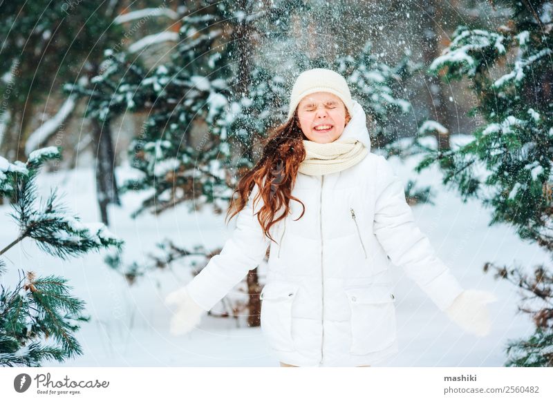 Winterporträt eines glücklichen Kindes Mädchens beim Spielen im Freien Freude Ferien & Urlaub & Reisen Abenteuer Freiheit Schnee Kindheit Natur Schneefall Baum