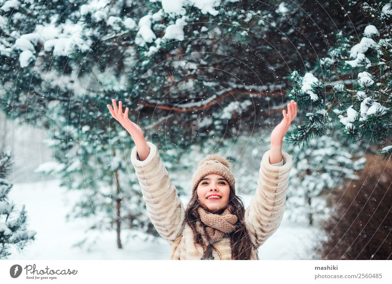 glückliche Frau beim Fangen von Schneeflocken im verschneiten Winterwald Stil Freude Glück Gesicht Schminke Lippenstift stricken Ferien & Urlaub & Reisen