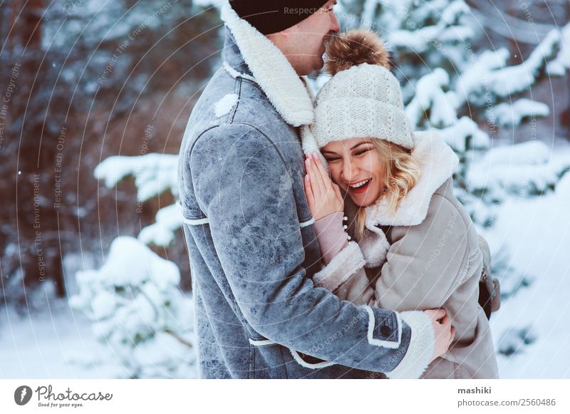 romantisches Winterporträt eines Paares, das sich im verschneiten Wald umarmt. Freude Glück stricken Ferien & Urlaub & Reisen Abenteuer Freiheit Schnee Frau