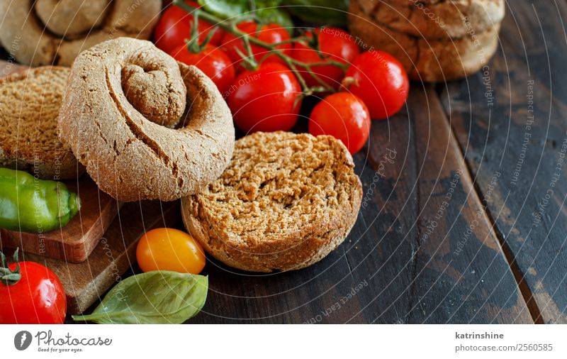 Frisella, typisches süditalienisches Brot Gemüse Holz hell grün Süden Italienisch frisa geröstet trocknen Salento apulisch Spezialitäten rustikal Lebensmittel