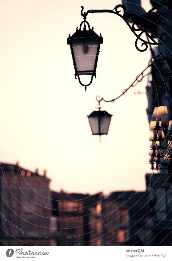 Großstadtromantik. Kunst ästhetisch Laterne Straßenbeleuchtung Venedig Veneto Sonnenuntergang Gasse Hafenstadt Romantik Italienisch Licht Fassade Haus