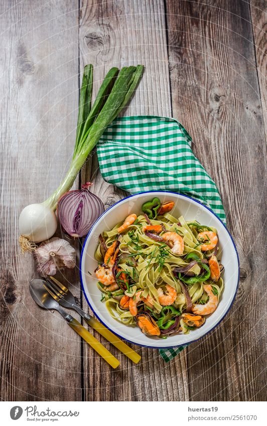 Grüne Tagliatelle mit Meeresfrüchten Lebensmittel Gemüse Brot Italienische Küche Teller Gabel Tisch Gastronomie Muschel lecker oben sauer Spätzle Garnelen
