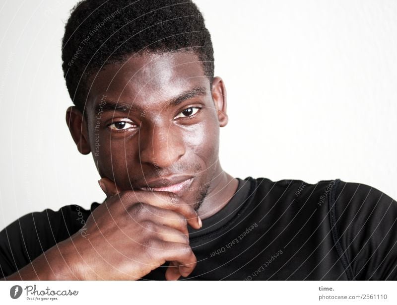 Kekeli maskulin Mann Erwachsene 1 Mensch T-Shirt schwarzhaarig kurzhaarig beobachten Denken festhalten Blick warten sportlich authentisch schön selbstbewußt