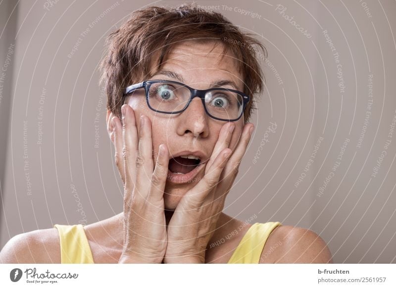 Frau erschreckt sich Erwachsene Gesicht 1 Mensch 30-45 Jahre Brille berühren Angst Entsetzen Überraschung erschrecken Gesichtsausdruck erstaunt gestikulieren