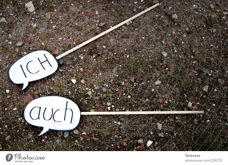 und du auch Umwelt Natur Erde Gras Moos Feld Zeichen Schriftzeichen Schilder & Markierungen Hinweisschild Warnschild sprechen Sprechblase Farbfoto Außenaufnahme