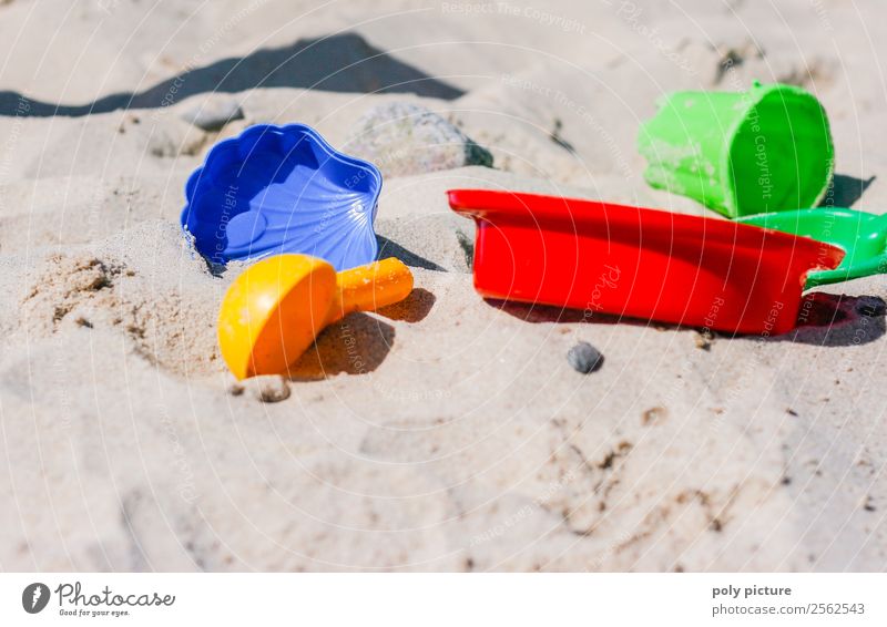 Buntes Sandspielzeug am Strand Ferien & Urlaub & Reisen Tourismus Ausflug Abenteuer Sommer Sommerurlaub Sonne Sonnenbad Frühling Herbst Klimawandel