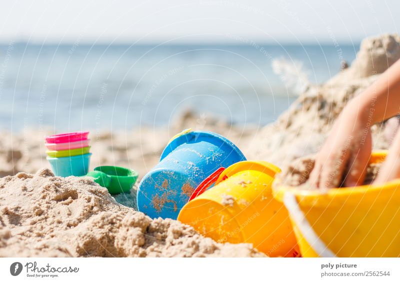 Sandspiezeug am Strand Freizeit & Hobby Spielen Ferien & Urlaub & Reisen Tourismus Ausflug Sommer Sommerurlaub Kind Kleinkind Mädchen Junge Kindheit Jugendliche
