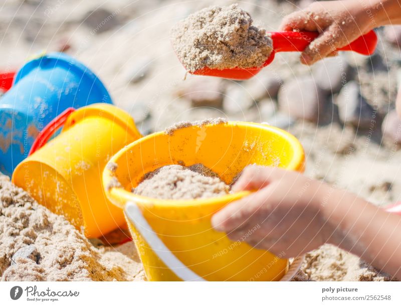 Kind schaufelt Sand am Strand Ferien & Urlaub & Reisen Tourismus Ferne Freiheit Sommer Sommerurlaub Sonnenbad Meer Insel Kleinkind Mädchen Junge Kindheit