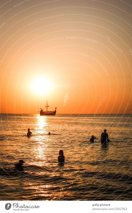 Wikingerschiff zieht an Badenden im Sonnenuntergang vorbei Ferien & Urlaub & Reisen Tourismus Ausflug Abenteuer Ferne Sommer Sommerurlaub Sonnenbad Strand Meer