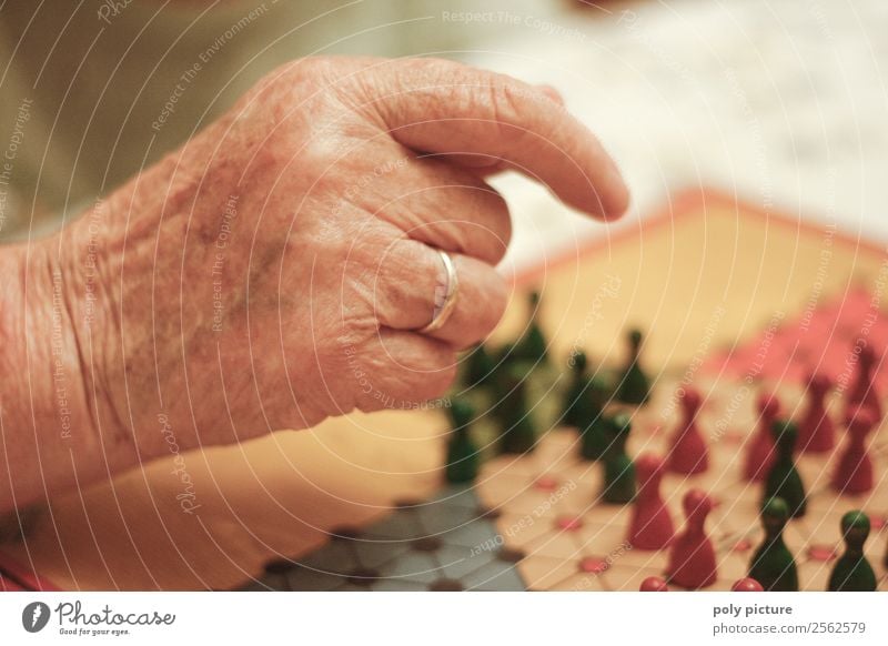 Hand einer Oma Spielen Frau Erwachsene Weiblicher Senior Männlicher Senior Mann Großeltern Großmutter Leben 60 und älter Entschlossenheit Erfolg Erwartung Glück