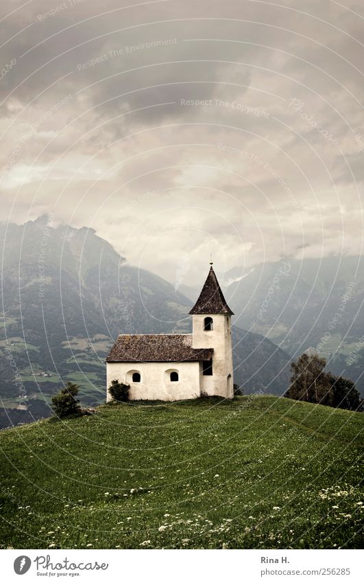 Kirche auf Hügel Natur Landschaft Wolken Gewitterwolken Sommer Klima schlechtes Wetter Wiese Berge u. Gebirge Meran Sehenswürdigkeit alt dunkel historisch grün