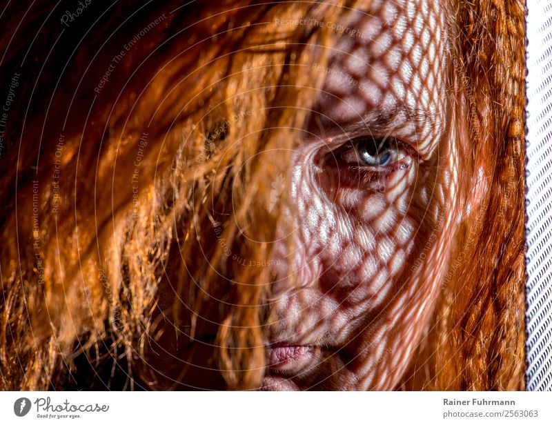 der Schatten eines Gitters auf einem Frauenporträt Mensch feminin Erwachsene Gesicht 1 rothaarig beobachten außergewöhnlich bedrohlich Gefühle Stimmung