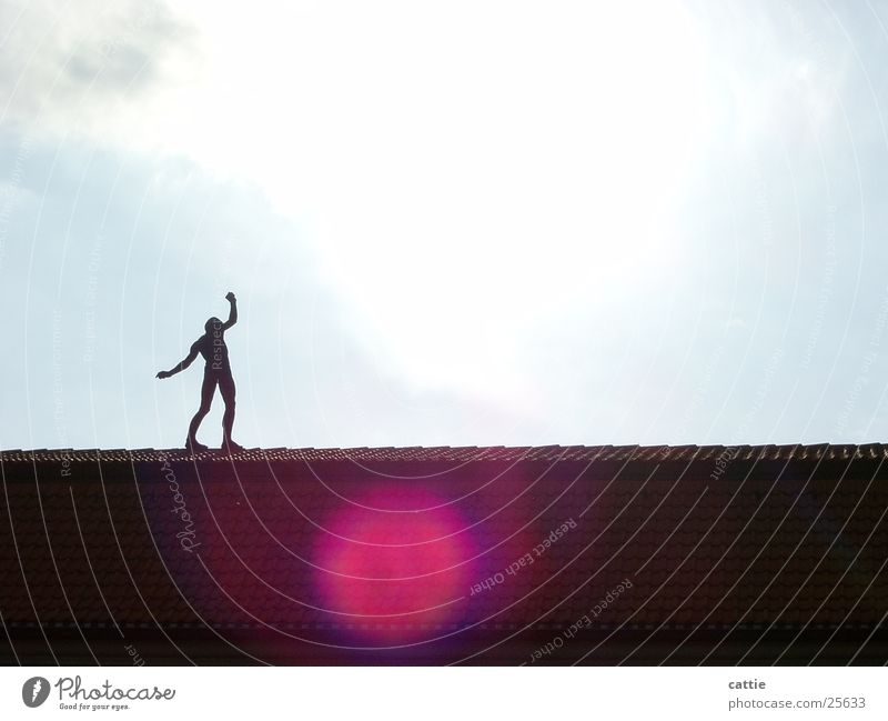 Der Wanderer Kunstwerk Artist Risiko Gleichgewicht Wolken Dach Sonne Skulptur wandern Lichtfleck Spaziergang Lichteinfall gehen Statue Sonnenbad obskur modern