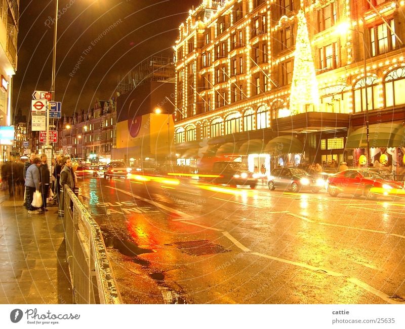 waiting@night Harrods Nacht Verkehr erleuchten festlich geschmückt nass kalt Nachtaufnahme Langzeitbelichtung London Fahrzeug frisch Verkehrsmittel warten