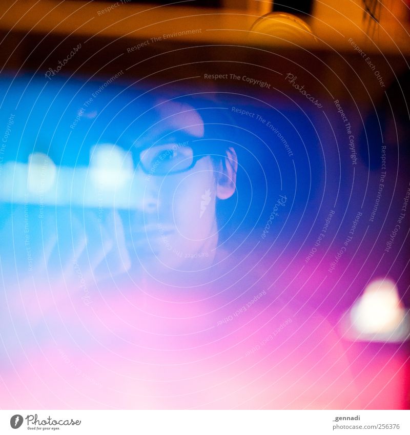 Monitor, Monitor an der Wand ... Mensch maskulin Mann Erwachsene Kopf 1 18-30 Jahre Jugendliche Brille Blick Reflexion & Spiegelung Bildschirm Selbstportrait