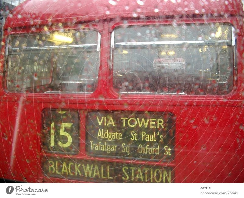 Rainy day in London Sightseeing Öffentlicher Personennahverkehr trist nass rot kalt Bewegung Regen Bus Gewitterregen Station schlechtes Wetter Regenschirm