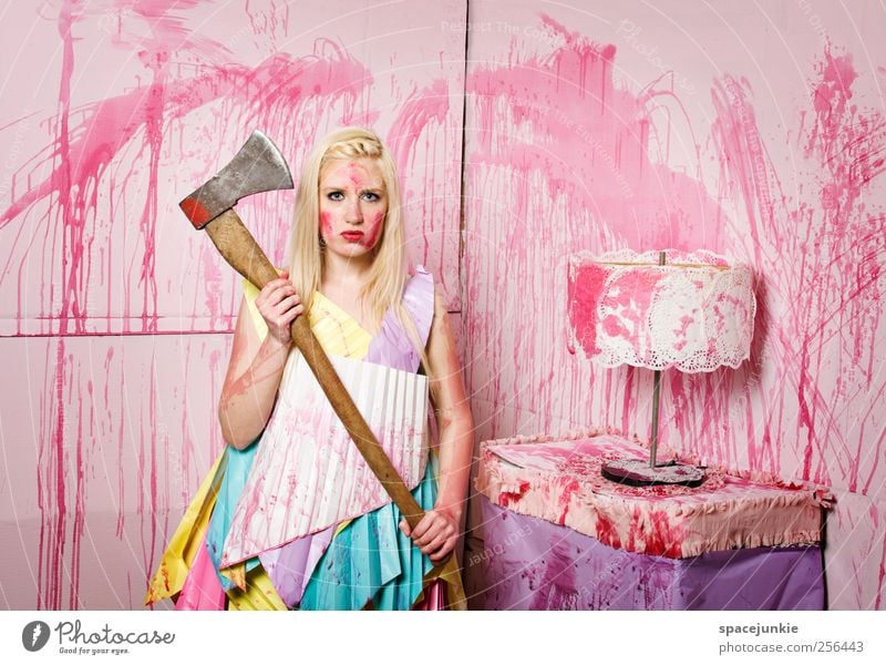 Carrie`s playroom Möbel Lampe Mensch feminin Junge Frau Jugendliche Erwachsene 1 18-30 Jahre blond beobachten außergewöhnlich gruselig trashig verrückt rosa Mut