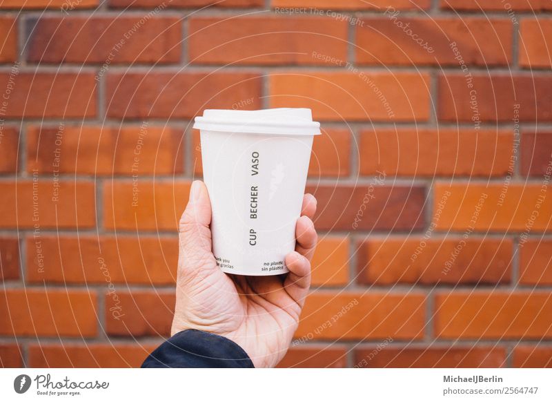 Kaffee to go in Pappbecher mit Plastikdeckel Heißgetränk Hand 1 Mensch Umwelt Umweltverschmutzung Umweltschutz Deutschland Hamburg Kunststoff Material Müll