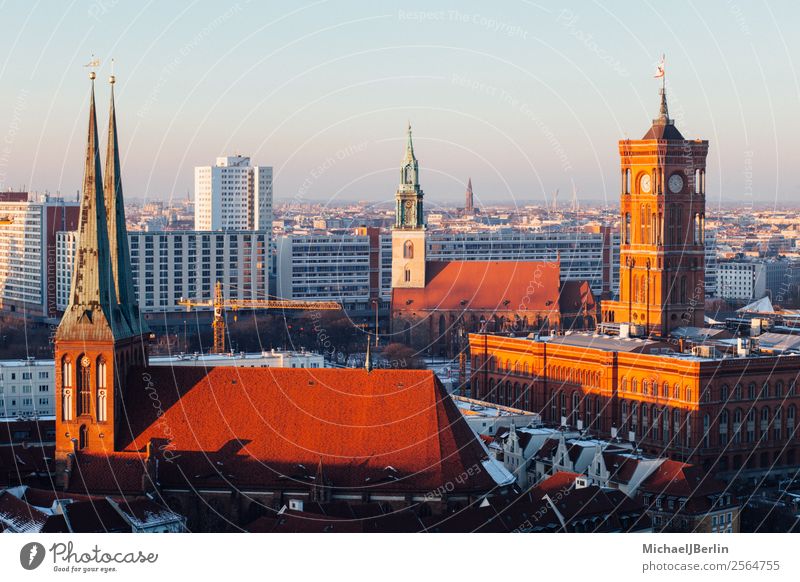 Stadtpanorama von Berlin Mitte mit Rotem Rathaus Stadtzentrum Altstadt Skyline Sehenswürdigkeit Wahrzeichen Rotes Rathaus alt rot Panorama (Aussicht)