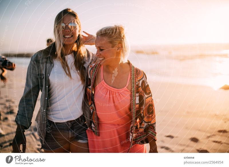zwei glückliche Frauen genießen es, bei sonnigem Wetter am Strand spazieren zu gehen. Lifestyle Stil Freude Glück schön Freizeit & Hobby