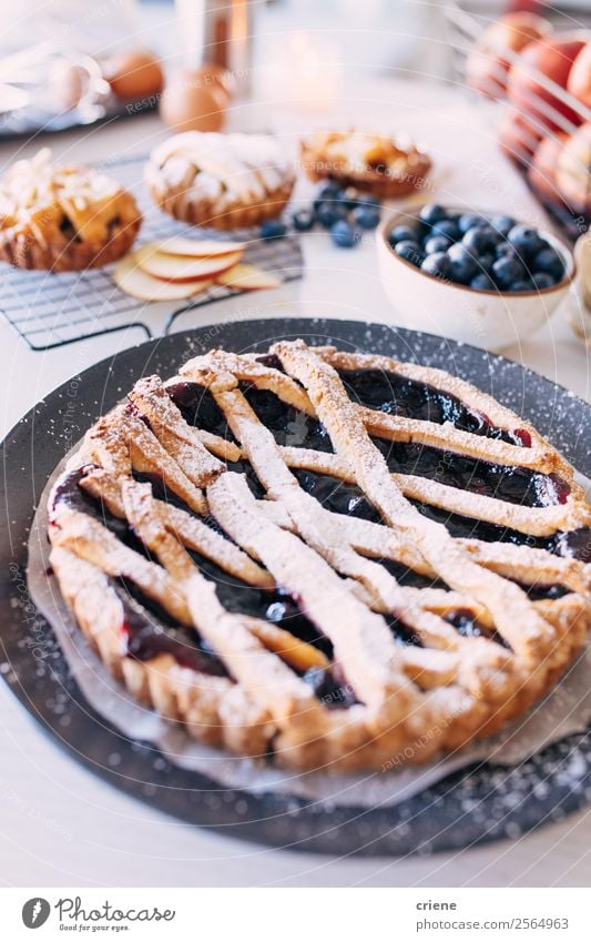 Nahaufnahme von selbstgemachten Heidelbeerkuchen in der Küche Frucht Dessert Ernährung Sommer Tisch genießen frisch lecker Blaubeeren Kuchen Pasteten