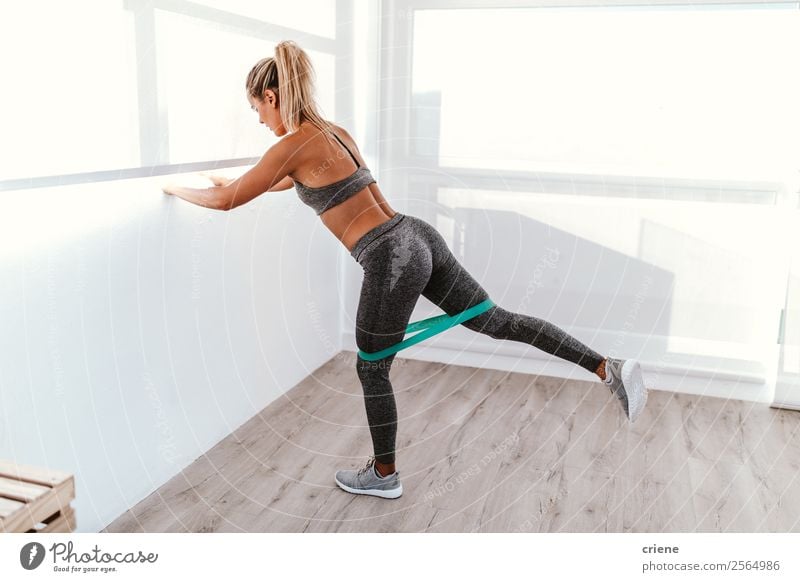 athletische junge Frau beim Training mit Gummiband Lifestyle schön Körper Wellness Erholung Sport Yoga Mensch Erwachsene Band Unterwäsche Bewegung Fitness