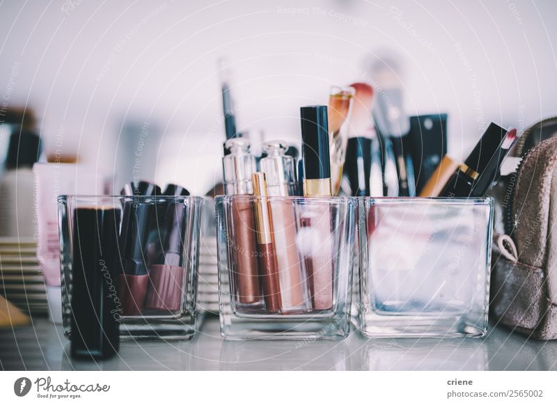 Nahaufnahme des Make-ups im Salon Stil Haut Kosmetik Schminke Lippenstift Dekoration & Verzierung Tisch Frau Erwachsene Mode Sammlung machen Scham Farbe