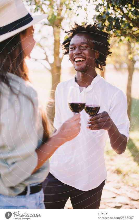 Mann und Frau bei einer Weinprobe im Freien trinken Alkohol Lifestyle Glück schön Sommer Erwachsene Paar Natur Baum Park genießen Lächeln Liebe Fröhlichkeit