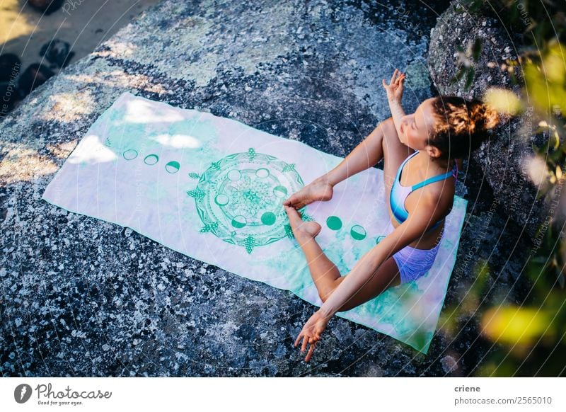 attraktive Frau bei der Meditation am Strand Lifestyle schön Körper Erholung Ferien & Urlaub & Reisen Sommer Sonne Meer Sport Yoga Mensch Erwachsene Natur Sand