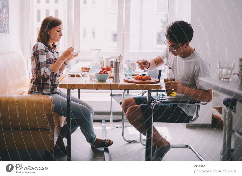 Junges Paar Beim Gemeinsamen Frühstück In Der Küche Ein Lizenzfreies