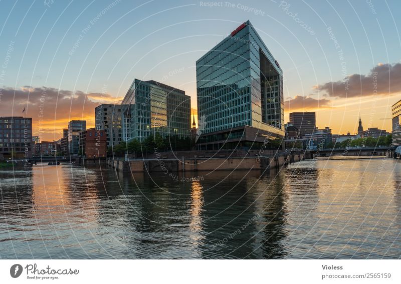 im Quadrat Hafencity Hafenstadt Gebäude Architektur Sehenswürdigkeit entdecken außergewöhnlich Coolness Kitsch gelb orange Kraft Macht Hamburg Glas Dämmerung