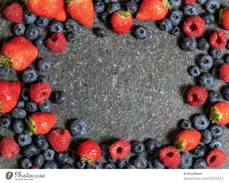Fruchtiger Rahmen Lebensmittel Bioprodukte Vegetarische Ernährung Gesunde Ernährung frisch Gesundheit genießen fruchtig lecker Süßwaren Himbeeren Erdbeeren