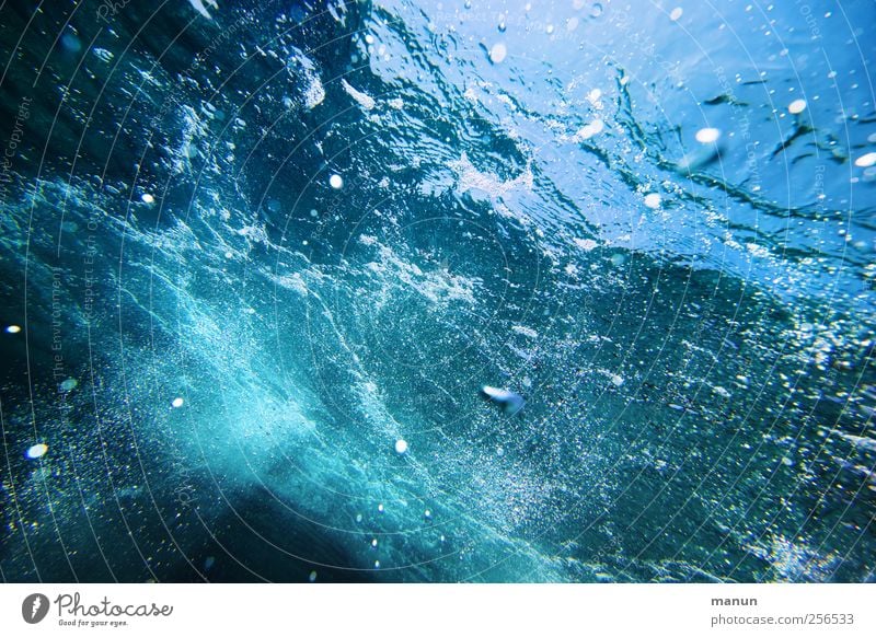 sub aqua Natur Urelemente Wasser Wellen Meer Luftblase Wasserwirbel authentisch dunkel frisch kalt nass natürlich blau Leben Erfrischung Farbfoto