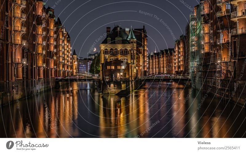 Wasserschloss Hamburg Speicherstadt IV Dämmerung Weitwinkel Brücke Burg oder Schloss Nachtaufnahme Alte Speicherstadt Hamburger Hafen Bridge Illumination