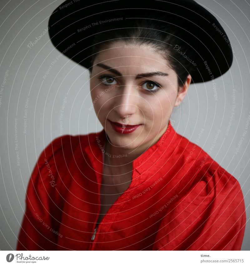 Berna feminin Frau Erwachsene 1 Mensch Kleid Hut schwarzhaarig beobachten Lächeln Blick warten außergewöhnlich schön Wärme Zufriedenheit selbstbewußt