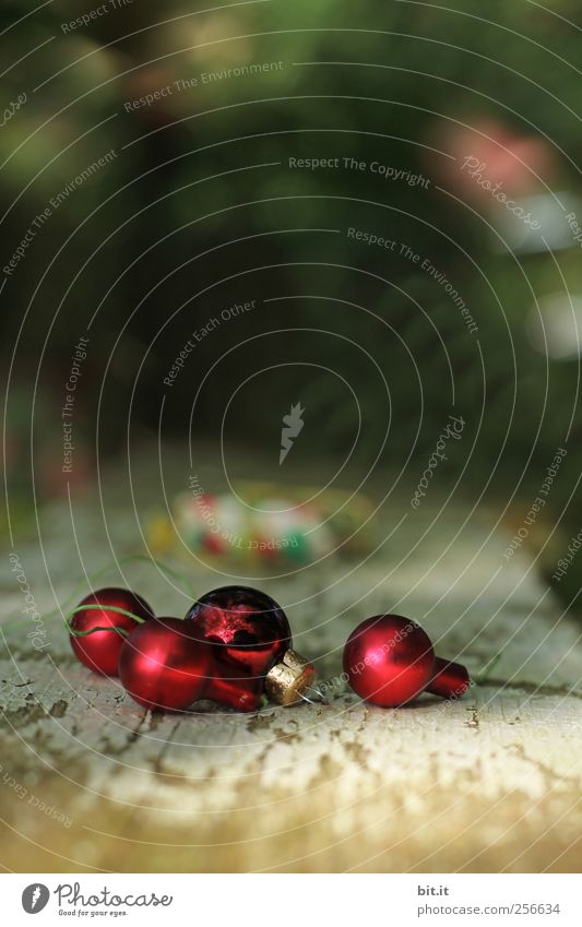 alles im Rahmen... Häusliches Leben Dekoration & Verzierung Feste & Feiern Weihnachten & Advent Glas glänzend liegen alt Kitsch klein rot Vorfreude Tradition