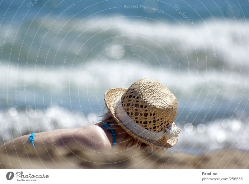 Unbeschwerte Kindheitstage Mensch feminin Haut Kopf Haare & Frisuren Rücken Umwelt Natur Urelemente Wasser Sommer Wellen Küste Meer hell nass Wärme blau Hut