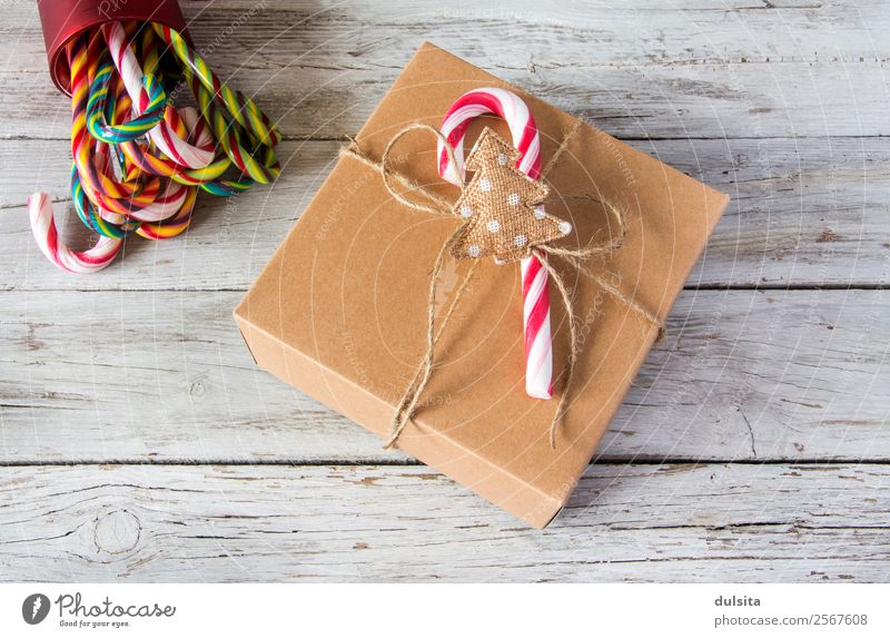 Weihnachtsgeschenk mit Zuckerstangen Design Winter Dekoration & Verzierung Feste & Feiern Weihnachten & Advent Spielzeug grün Tradition Spazierstock Bonbon