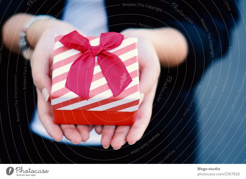 weibliche Hände halten eine kleine Geschenkbox, Geschenk. elegant Design Glück schön Dekoration & Verzierung Feste & Feiern Weihnachten & Advent Hochzeit