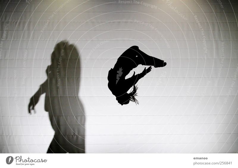 Die Silhouette und das Biest Stil Freude Sport Sportler Mensch Körper 2 Bewegung fliegen springen sportlich hässlich hoch schön schwarz Angst Trampolin Salto